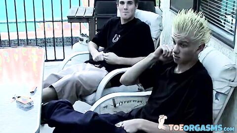 Straight guys Evan Heinze and Ian Madrox put on a little sexy foot show