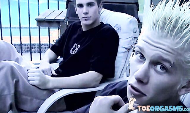 Straight guys Evan Heinze and Ian Madrox put on a little sexy foot show