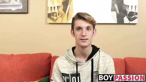 Twink beauty Chris Tucker wanks off hard after interview