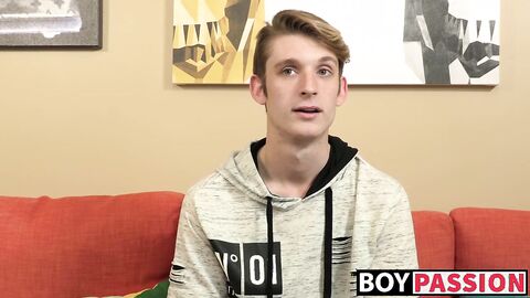 Twink beauty Chris Tucker wanks off hard after interview