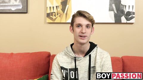 Twink beauty Chris Tucker wanks off hard after interview