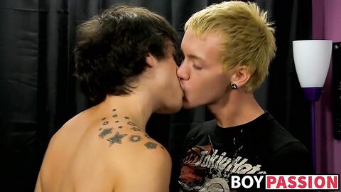 Passionate twinks Chris Jett and Tristan Tyler fuck raw