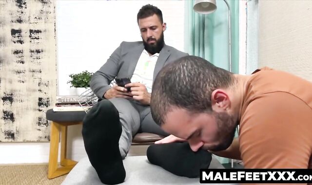 MaleFeetXXX.com - Thoms's expert tongue licks and sucks bearded Maui's tall toes