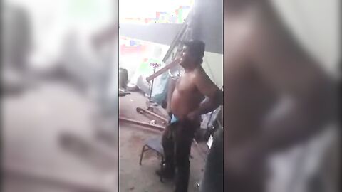 Mecânico Leva Dedada no Cu - Amador Latino