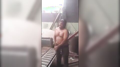 Mecânico Leva Dedada no Cu - Amador Latino