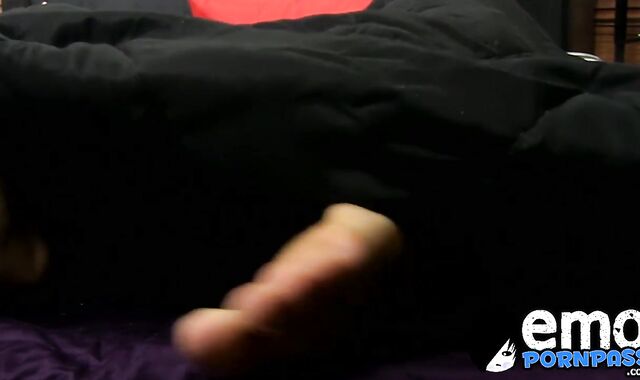 Horny twinks hardcore threesome after toe licking foreplay