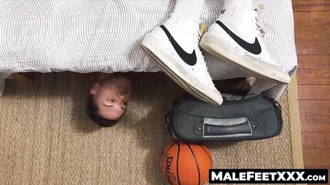 MaleFeetXXX.com - Bearded Maui's shock at waking up to his giant foot being sniffed a