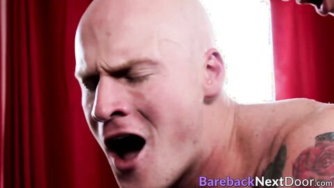 Bareback threesome with muscular and tattooed homosexuals