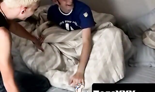 ToesXXX.com - Twink foot worship freaky play in the tub and bed