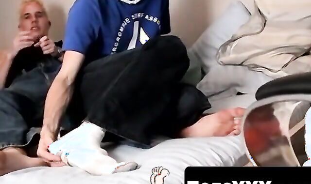 ToesXXX.com - Twink foot worship freaky play in the tub and bed
