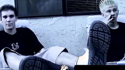 ToesXXX.com - Butt buddies' dirty feet worship in the kitchen