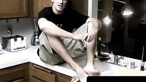 ToesXXX.com - Butt buddies' dirty feet worship in the kitchen