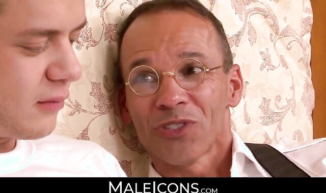 MaleIcons.com - Ian Levine's room encounter with Rodney Steele leads to an intense an