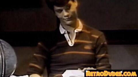 RetroDudes.com - Nerdy college students blow each other in the library