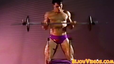STunning beefcake Vinnie Marino milks his cum by continuous wanking it