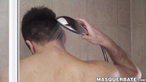 Amateur model Harry Parkers solo jerking after nice shower