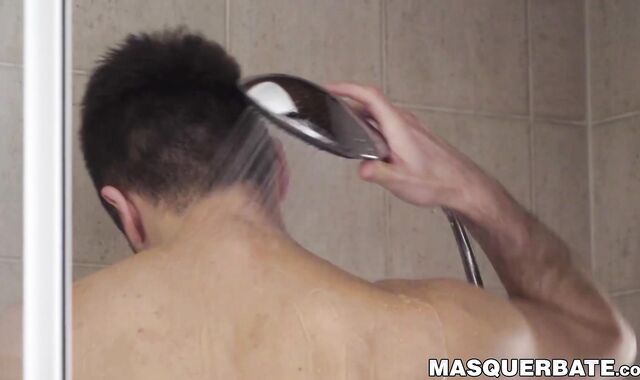 Amateur model Harry Parkers solo jerking after nice shower
