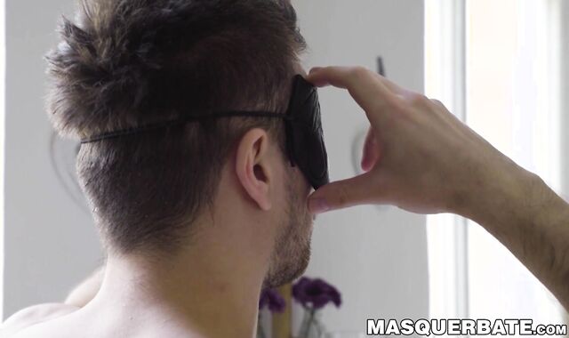 Amateur model Harry Parkers solo jerking after nice shower