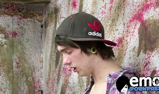 Emo twink barebacked after giving blowjob and rimjob