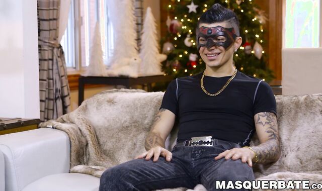 Tattooed jock San Bass receives sloppy deepthroat from Pascal