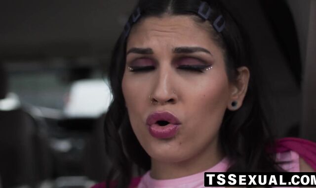 TSSexual.com - Zariah Aura's cock shares MILF Dee Williams's pussy