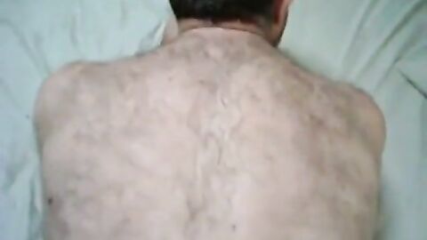 Maduro se deja follar a pelo por un oso amateur