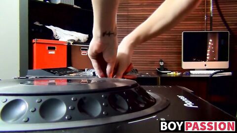 After some electro music this twink just loves to jerk off