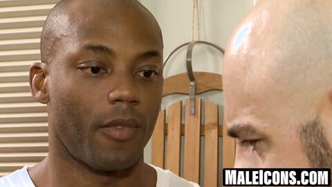 MaleIcons.com - Black dude Osiris Blade bangs my raw ass with huge