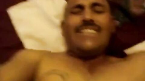 Oso rudo llora como un bebé cuando le dan una buena cogida por el