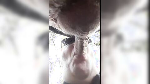 Un jeune suceur prend un vieux bite - Extérieur Amateur Bareback