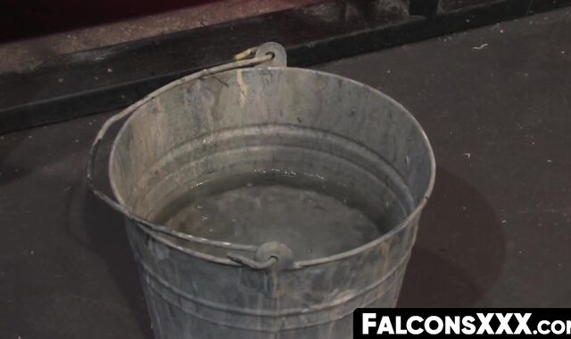 FalconsXXX.com - Buff dude anal fucks a twink after his dick gets a thorough sucking