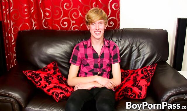 Cute twink Austin Ellis sprays cum on his belly after wank