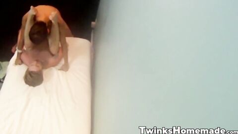 Bareback with twink amateurs Nico Michaelson and Jasper Robinson