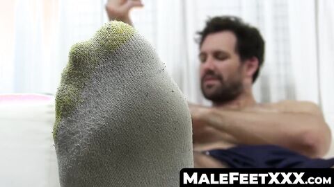MaleFeetXXX.com - Solo hunk amazed by his sexy suckable feet