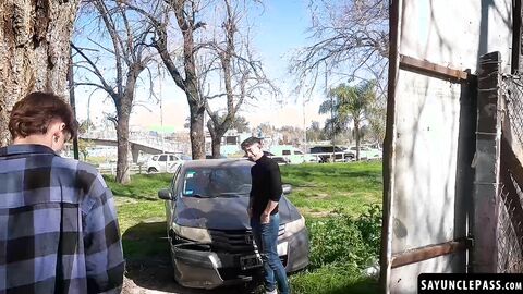 Driver Victorino Stone fucks Lorenzo August while waiting for the tow