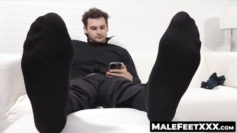 MaleFeetXXX.com - Zak flaunts his gorgeous size fourteen feet and stunning physique