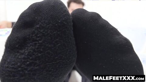 MaleFeetXXX.com - Zak flaunts his gorgeous size fourteen feet and stunning physique