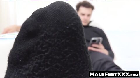 MaleFeetXXX.com - Zak flaunts his gorgeous size fourteen feet and stunning physique