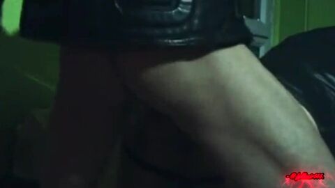 bareback session en blouson cuir et botte moto