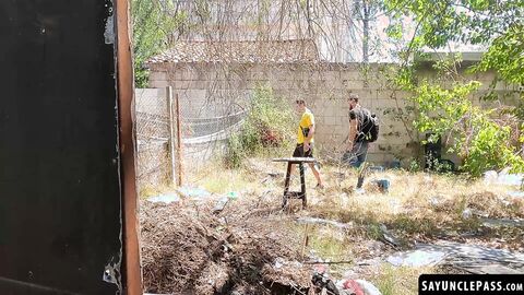 Rodrigo El Santo and Fer Froma bang each other while waiting