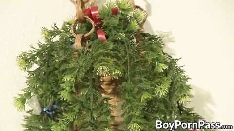 Young man gets his ass properly eaten out by a hung cutie