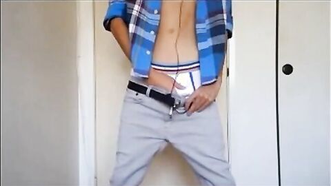 Twink Amateur Gets Off on Sagging