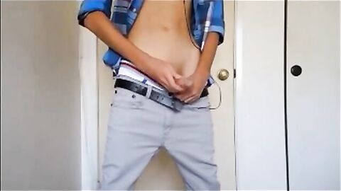 Twink Amateur Gets Off on Sagging