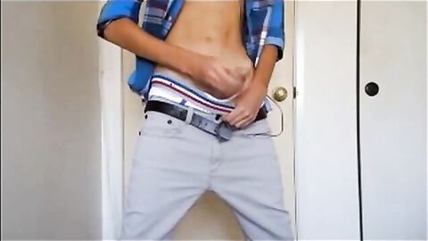 Twink Amateur Gets Off on Sagging