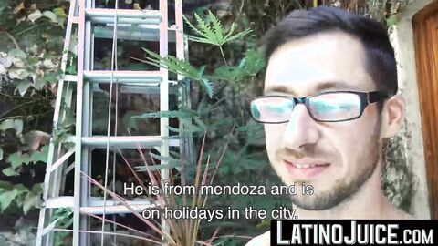 Horny dude Ariel kneels to gobble the sexy man cleaning the pool