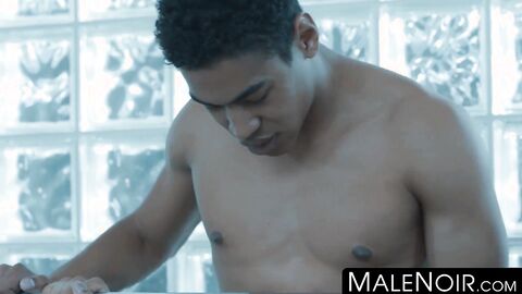 MaleNoir.com - Black bottom Zario Travezz ass fucked by Latin top Mateo Fernandez har