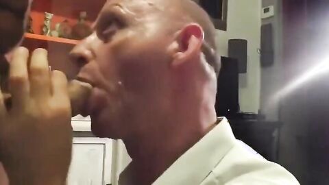 Saugender Nachbar: Amateur-Blowjob von einem Muskelprotz