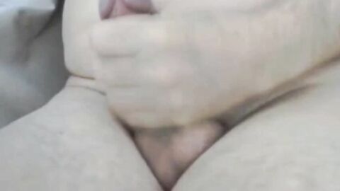 Big-daddy stroking & spilling on webcam