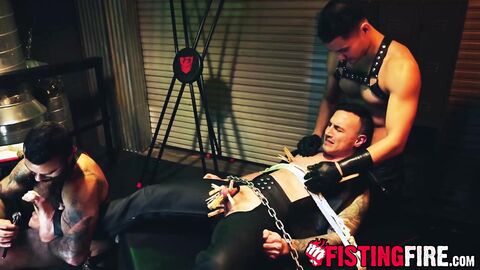 Inked top Drew Valentino admires the accommodating hole with licking cum