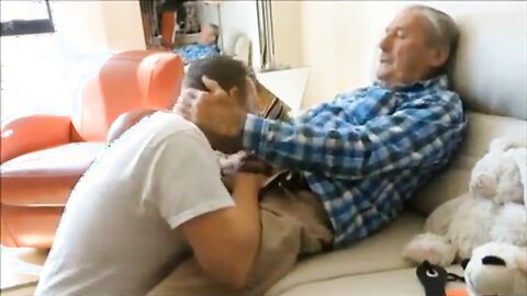 Père pipe - Amateur Hunk Suce